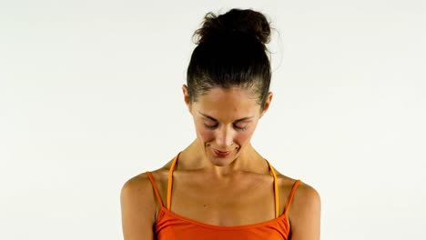 Mujer-haciendo-yoga-studio-15