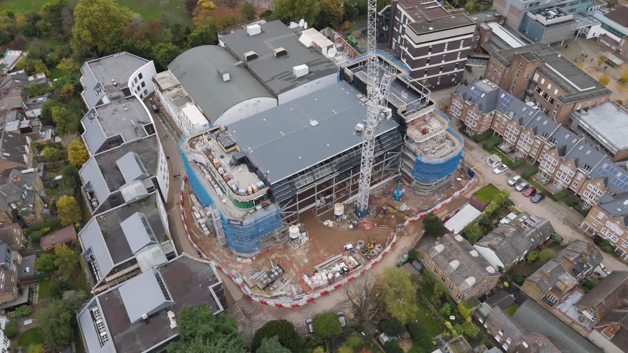 vista aérea de un sitio de construcción en una ciudad