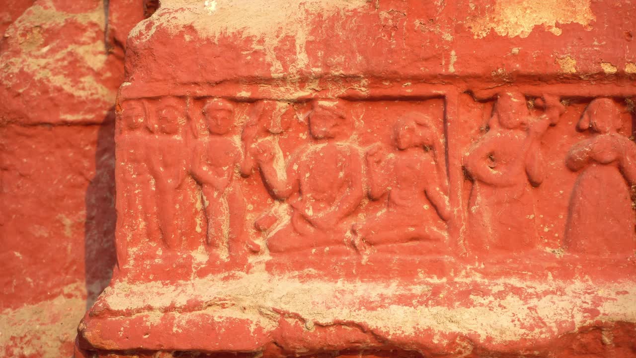 The red brick architecture is evident on the outer walls of this temple which the social system, culture and civilization of that time blossomed.Currently, the paintings are almost destroyed.