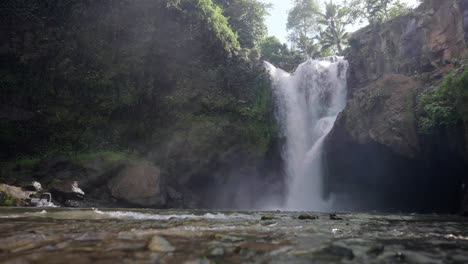 Rodeado-De-Exuberante-Vegetación-Y-Rocas-Escarpadas,-La-Cascada-Tegenungan