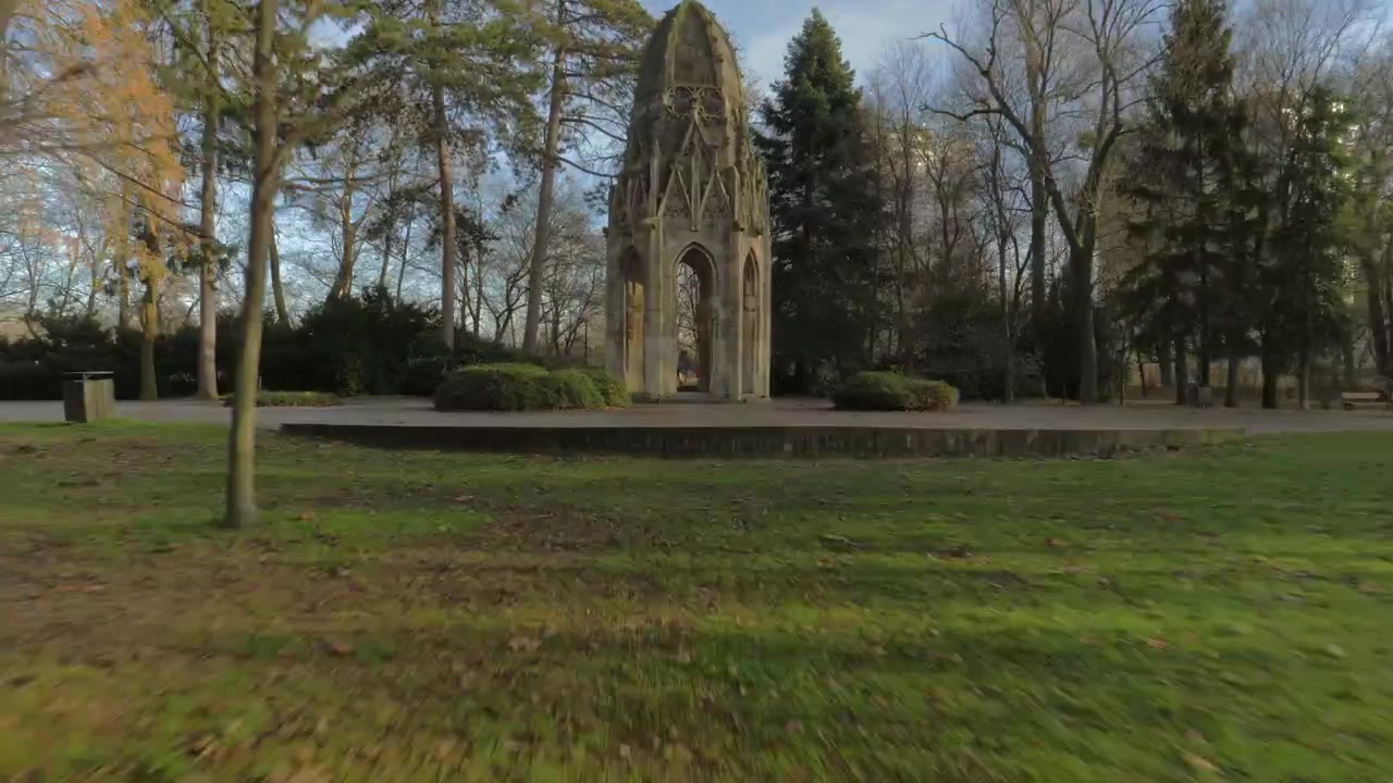 Hyperlapse verso il famoso monumento nel parco pubblico della vecchia chiesa Sad Janka Krala a Bratislava, Slovacchia