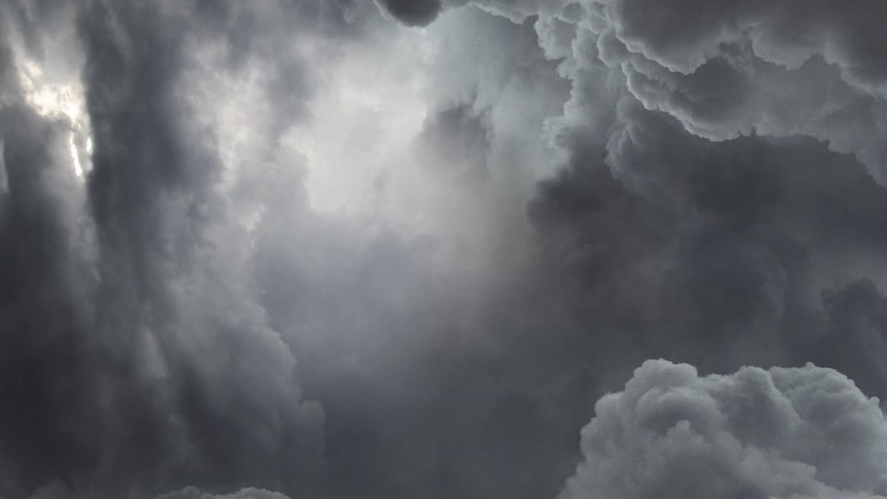 el poder de las tormentas eléctricas, explorando la belleza y el miedo de las nubes oscuras