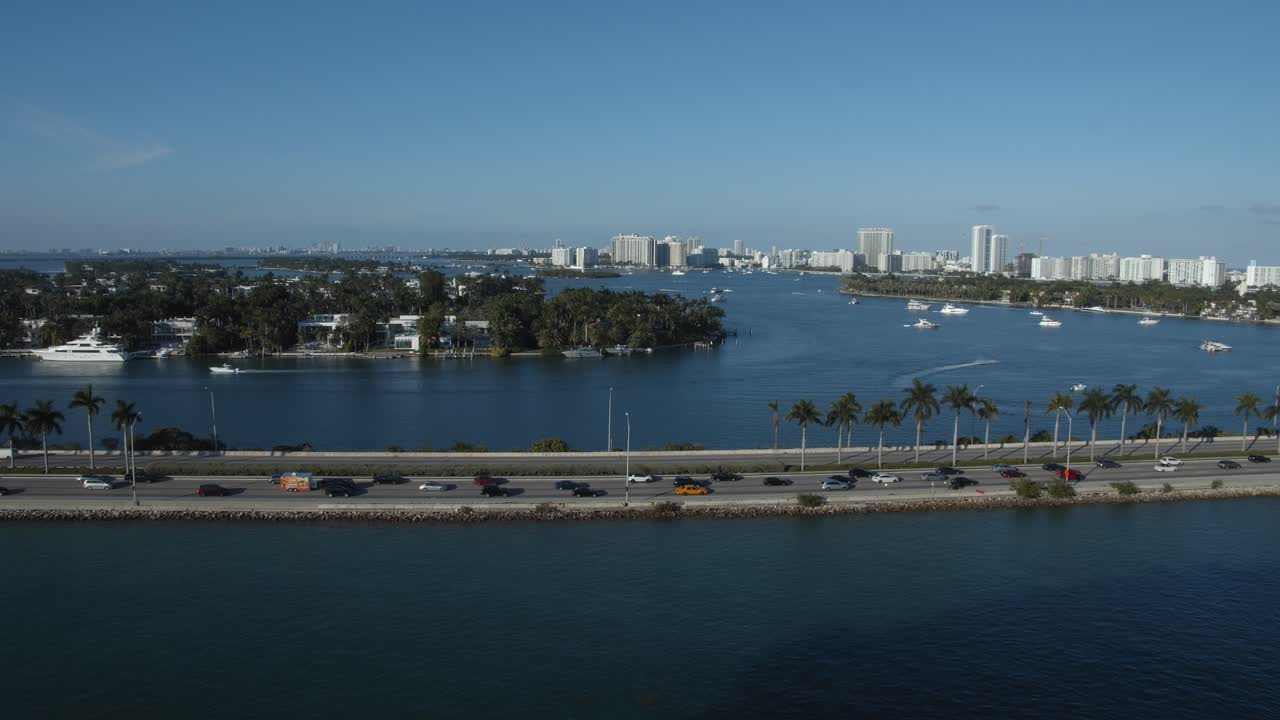 Vista dell'acqua e del traffico a South Beach, Miami