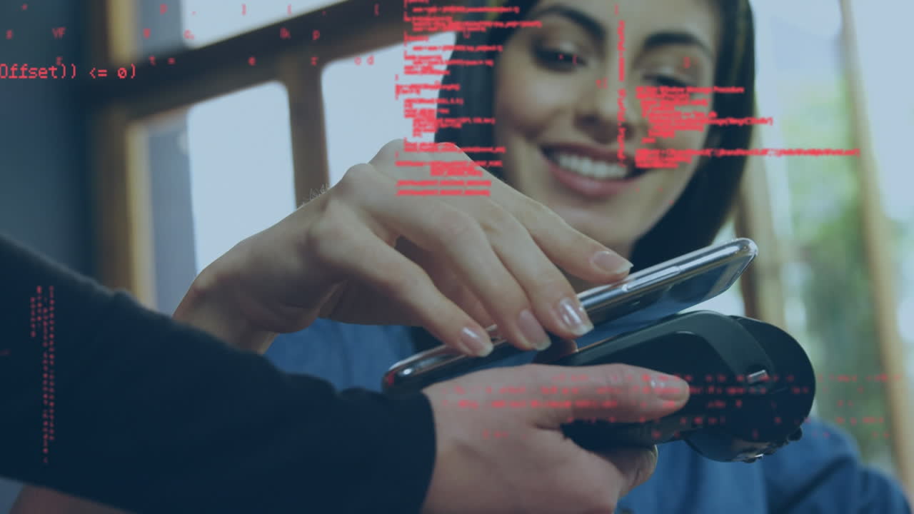 animación del procesamiento de datos sobre una mujer biracial pagando con un teléfono inteligente