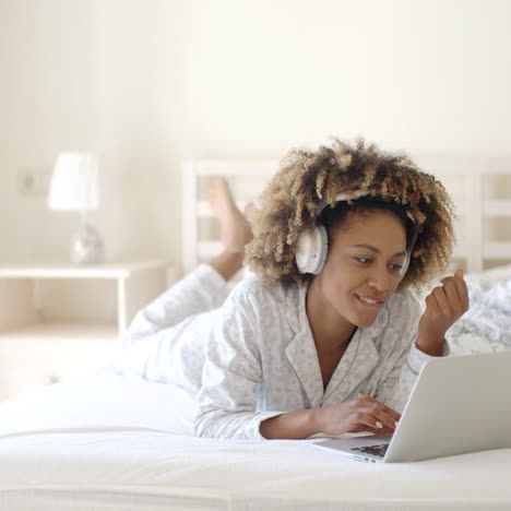 Woman-Using-Her-Laptop-In-Bed