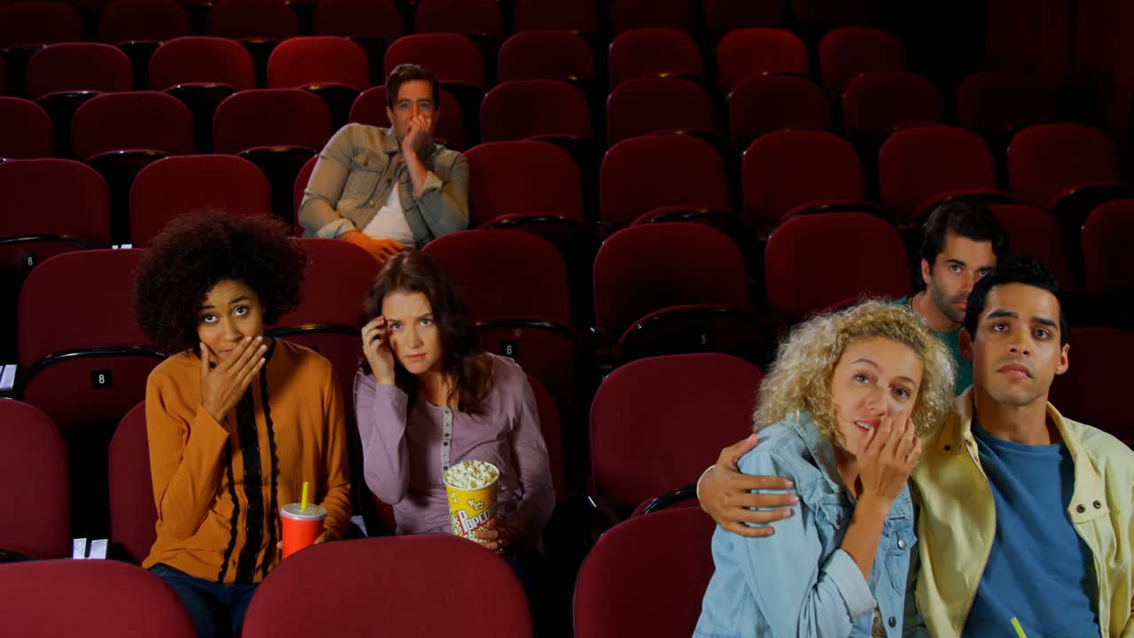 gente viendo películas en 4k
