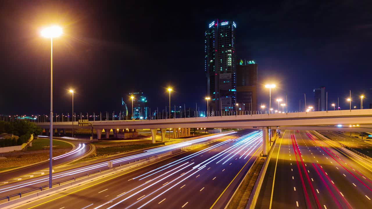 두바이 시의 야간 조명 교통 도로 교차로 4k 타임 스 아랍에미리트