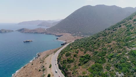 una toma de un dron de una carretera en la costa de la isla griega de creta