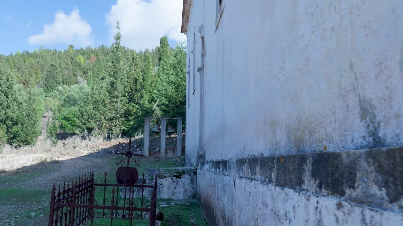 묘지가 있는 오래된 버려진 교회