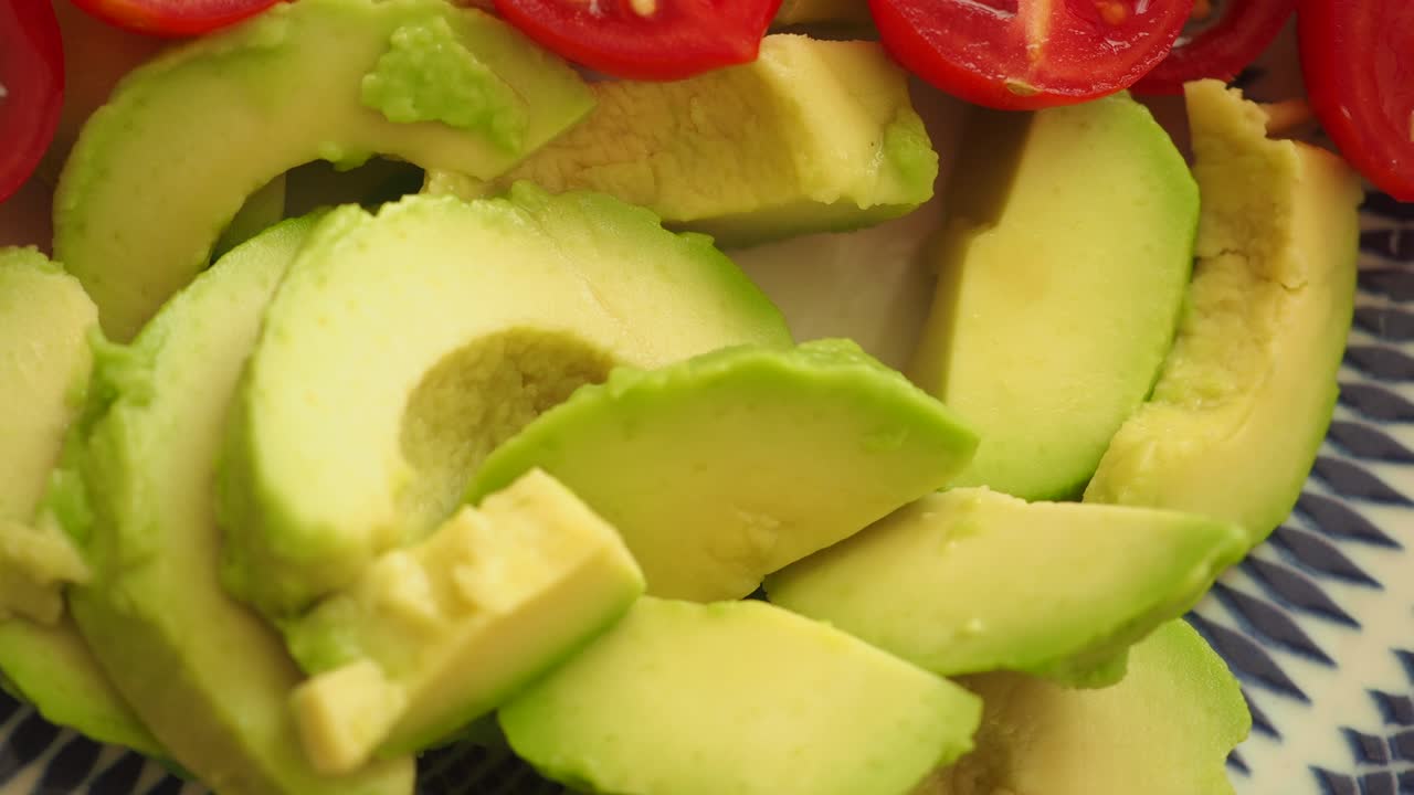 Avocado a fette e pomodori.