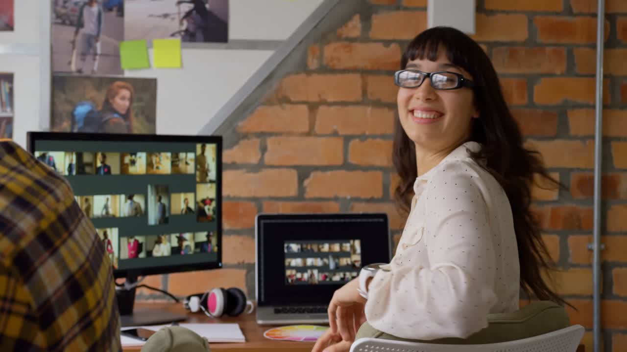 diseñadora gráfica mujer mirando la cámara 4k