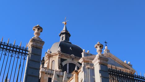 Blick-Auf-Die-Almudena-Kathedrale-Durch-Ihre-Tore