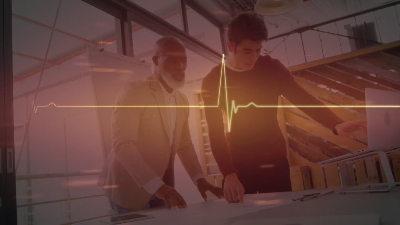 animación de luz brillante sobre diversos empresarios en la oficina