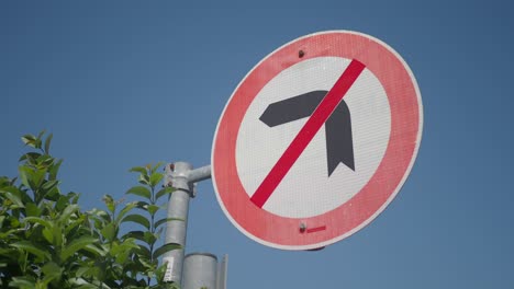 no left turn sign