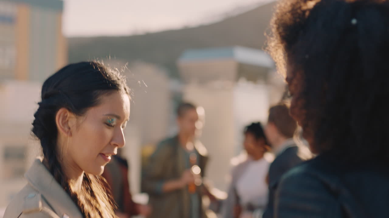 행복한 친구들이 함께 춤을 추고 셀카 사진을 찍고 옥상 파티를 즐기고 재미있게 주말을 도시에서 소셜 미디어에서 공유합니다.