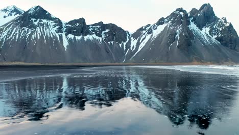 Eine-Atemberaubende-Filmreife-Landschaft-Entstand,-Als-Die-4K-Drohne-Luftaufnahmen-Von-Isländischen-Gletschern-Machte,-Die-Sich-Im-Wasser-Spiegelten-Und-Einen-Faszinierenden-Anblick-Schufen