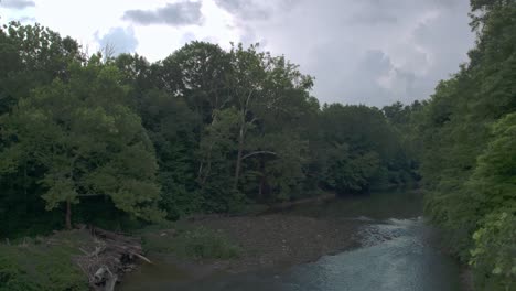 Rocky-River-Drohnenaufnahmen-In-Geringer-Höhe