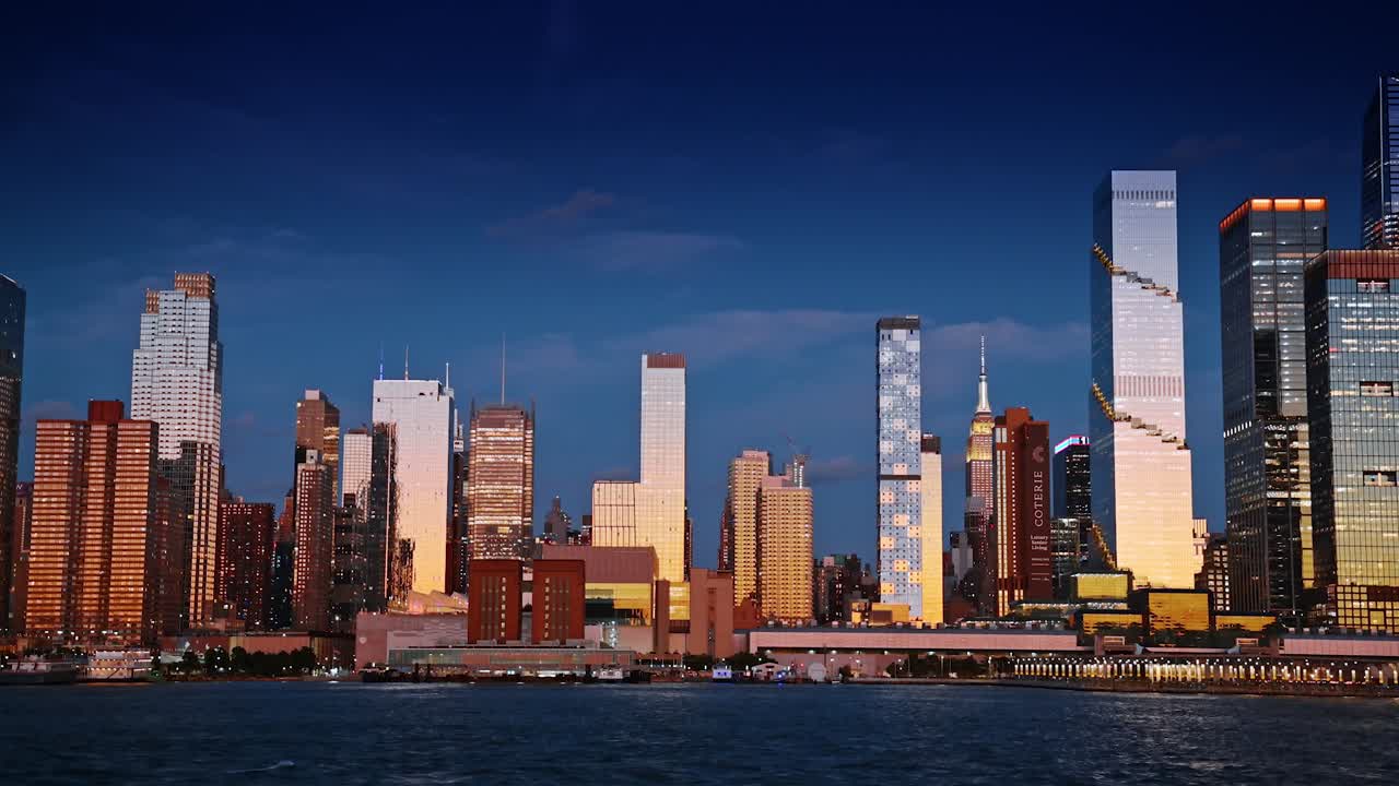 Nova York, EUA, 2 de setembro de 2025: horizonte noturno de Midtown Manhattan. Arranha-céus iluminados de Midtown Manhattan refletindo as cores do pôr do sol