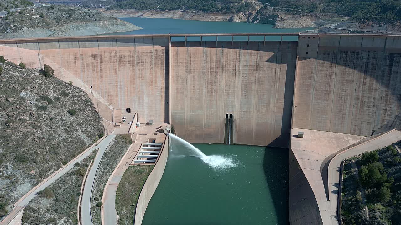 Dam and water reservoir