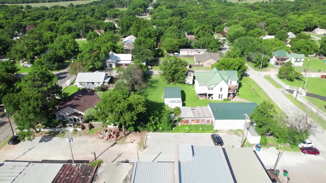 Video aereo della città di St Jo in Texas. La telecamera sta volando verso sud dalla piazza della città
