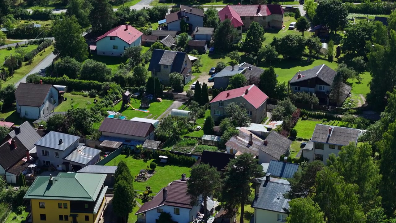 Drone yavaşça sağa kaydırıyor, huzurlu bir yerleşim bölgesi, Garkalne, Letonya