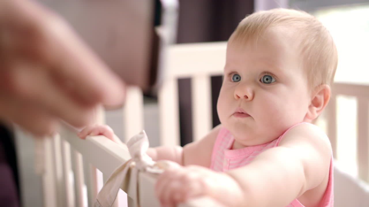 아름다운 아기가 드폰을 보고 있습니다.