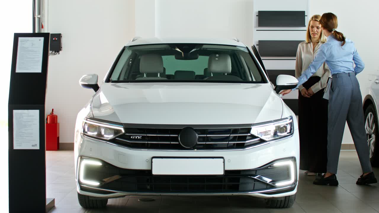 mujer en un concesionario de coches