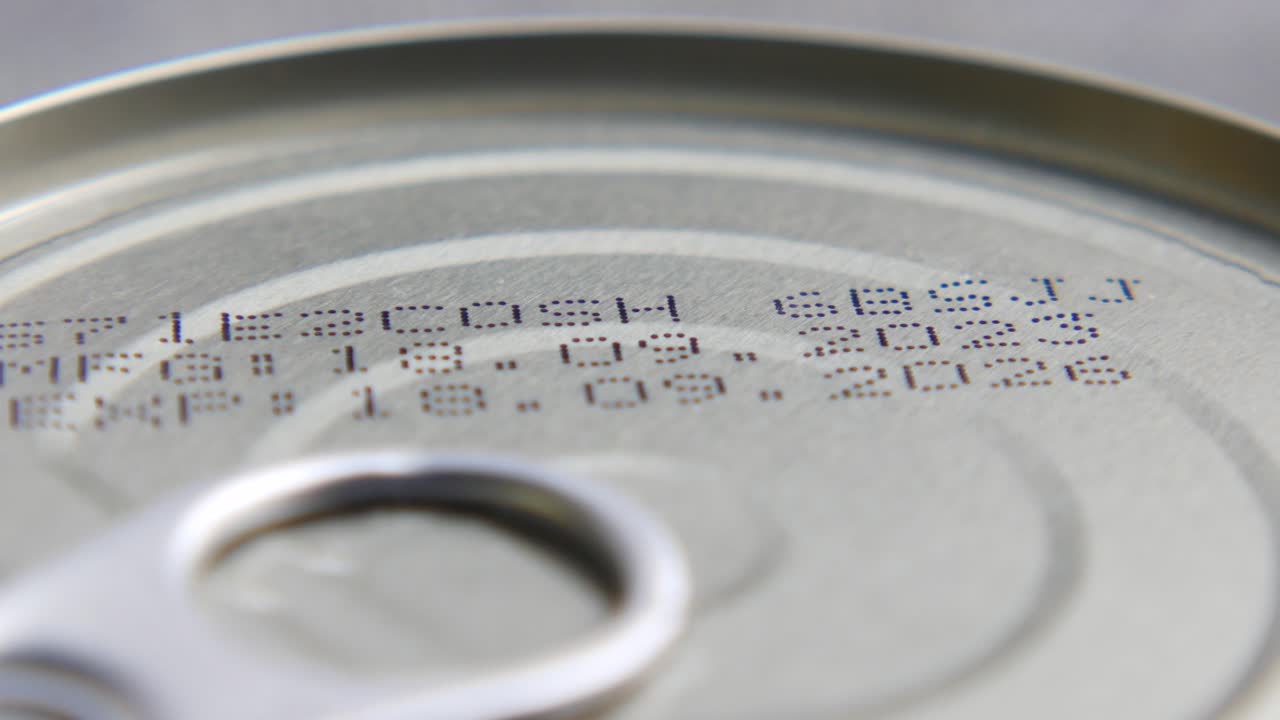 유통기한과 가장 좋은 날짜가있는 캔의 클로즈업