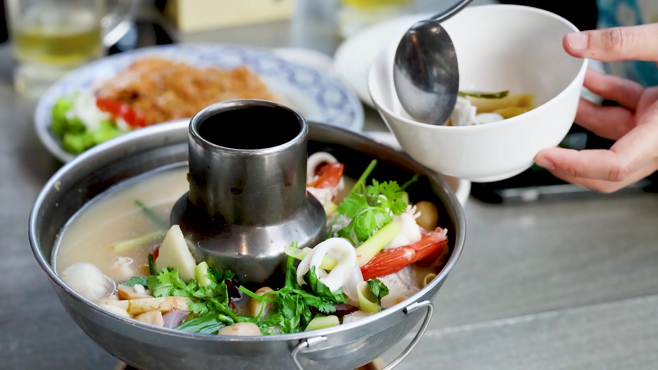Herkullisen Tom Yum -mereneläväpadan tarjoilu ravintolassa
