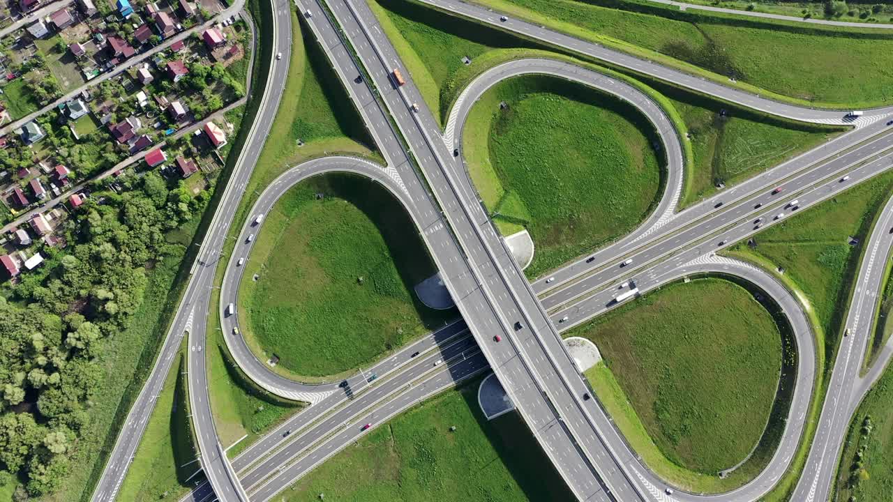 video aerodinámico. carretera de circunvalación de varios niveles, intersección de flujos de tráfico. ojo de pájaro. rotación en el sentido de las agujas del reloj.