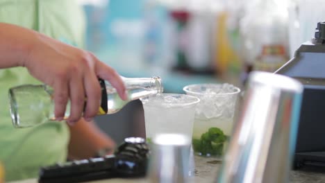 barkeeper am tropischen strand mischt sprudelnde alkohol-mojito-getränkeblasen