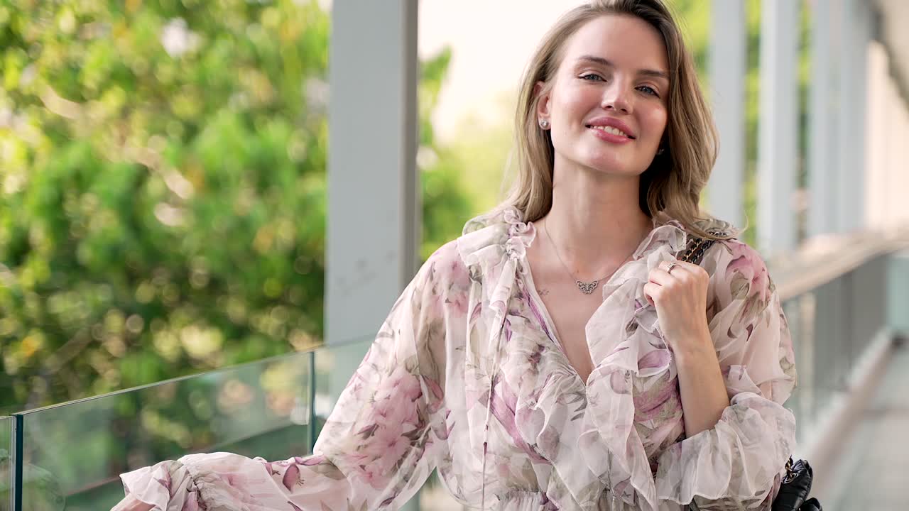 꽃 드레스를 입은 아름다운 여자