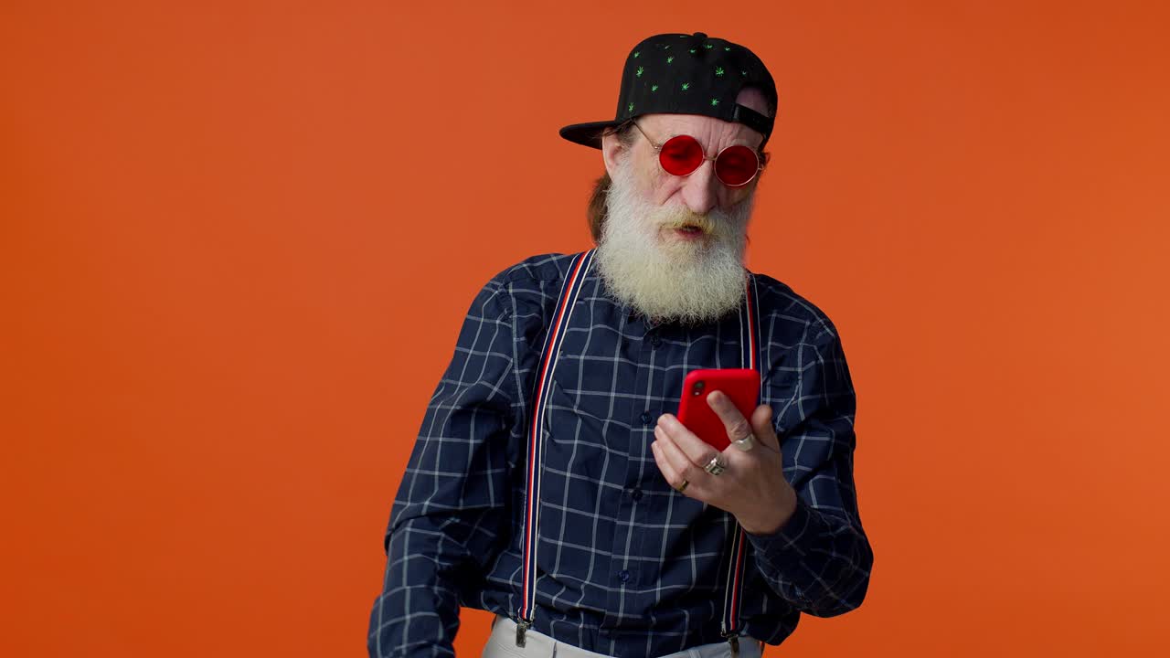 hombre anciano usa teléfono móvil pierde quedándose sorprendido resultados repentinos de la lotería, mala fortuna, pérdida