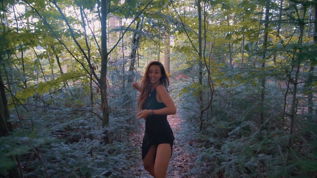 una hermosa mujer bailando con gracia en el bosque - baile natural - cámara lenta