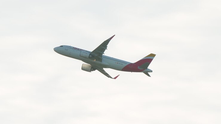 Aereo Iberia in salita dopo il decollo con il carrello che si ritrae su Madrid
