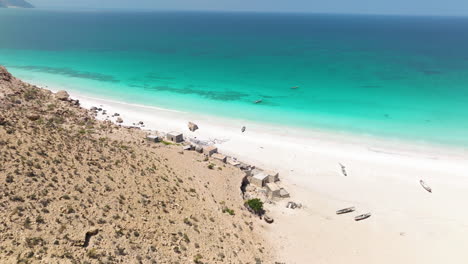 la tranquila y aislada playa de dunas de shoab en la isla de socotra, yemen