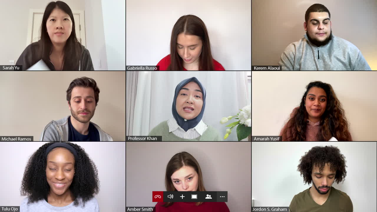 동영상 강의 중 여교사에게 감사하는 학생들