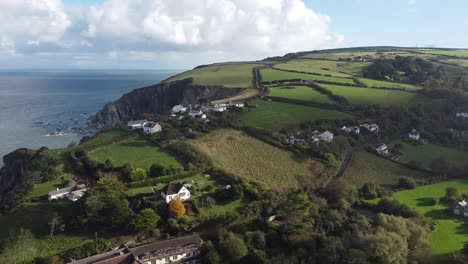 Luftdrohnenfahrt-Eines-Englischen-Dorfes-Auf-Dem-Land-Mit-Einer-Felsigen-Küste---Lee-Bay,-Strand,-Ilfracombe,-Devon