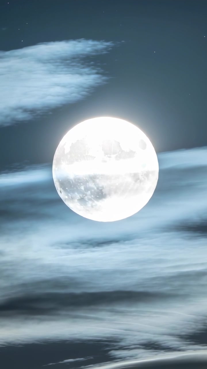 Vídeo vertical: Faixa fina de nuvens flutuando cruzando a lua cheia no céu noturno, impulsionada pelo vento superior.