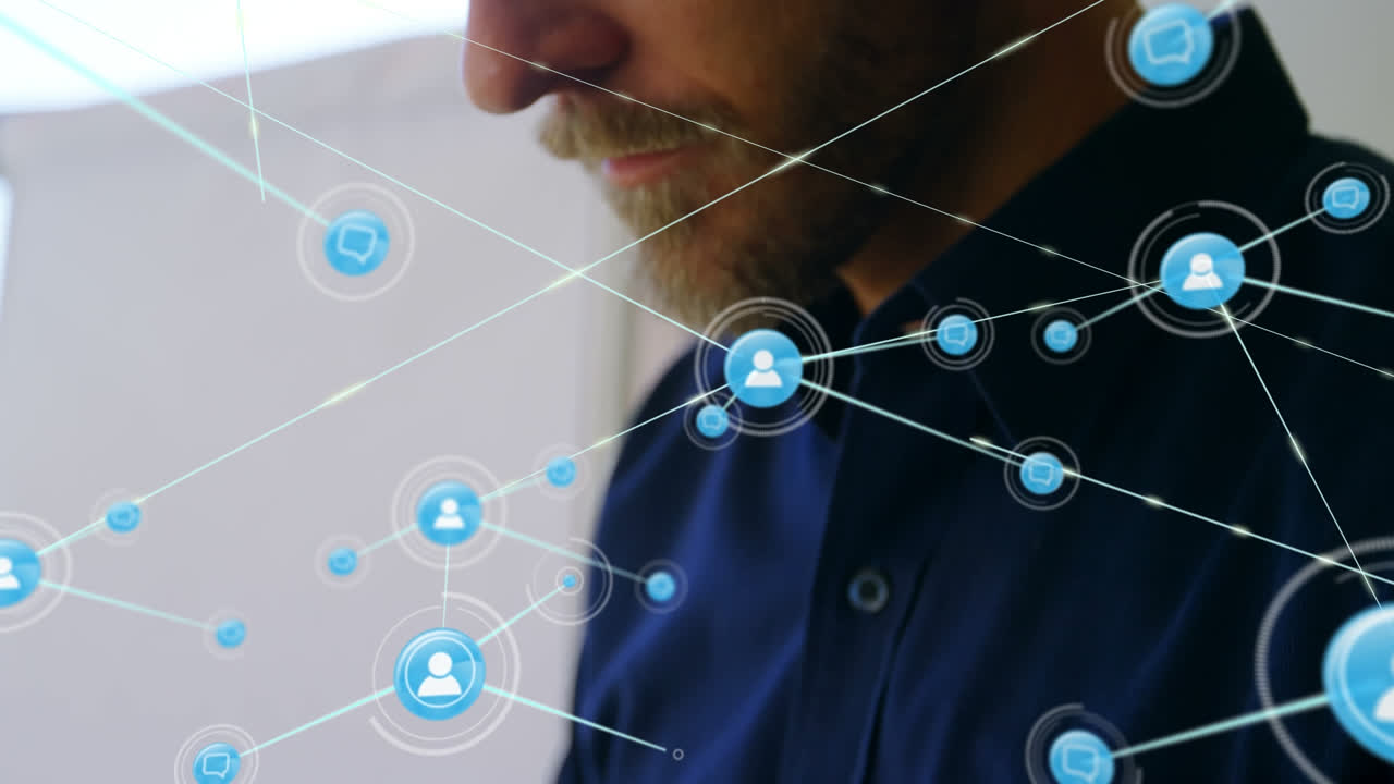 animación de la red de conexiones con personas iconos sobre empresario caucásico usando tableta
