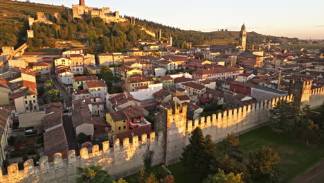 Murallas-Medievales-Con-Torreones-De-Scaliger-En-La-Ciudad-De-Soave-Durante-La-Hora-Dorada-En-El-Norte-De-Italia