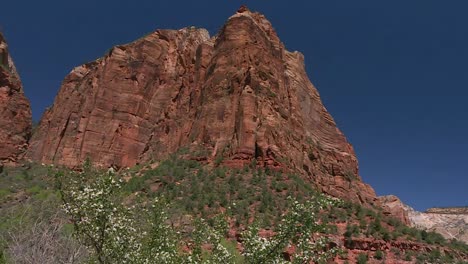 Massive-Rote-Felsformation-In-Wüstenlandschaft-Im-Zion-Nationalpark