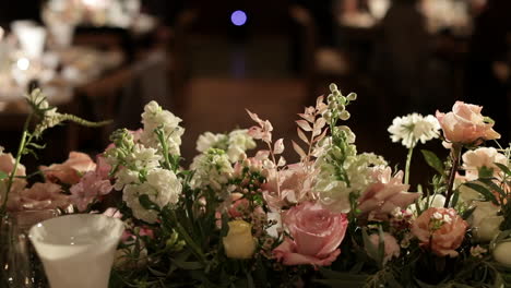 Toma-Panorámica-De-Un-Arreglo-De-Flores-Naturales-En-La-Boda