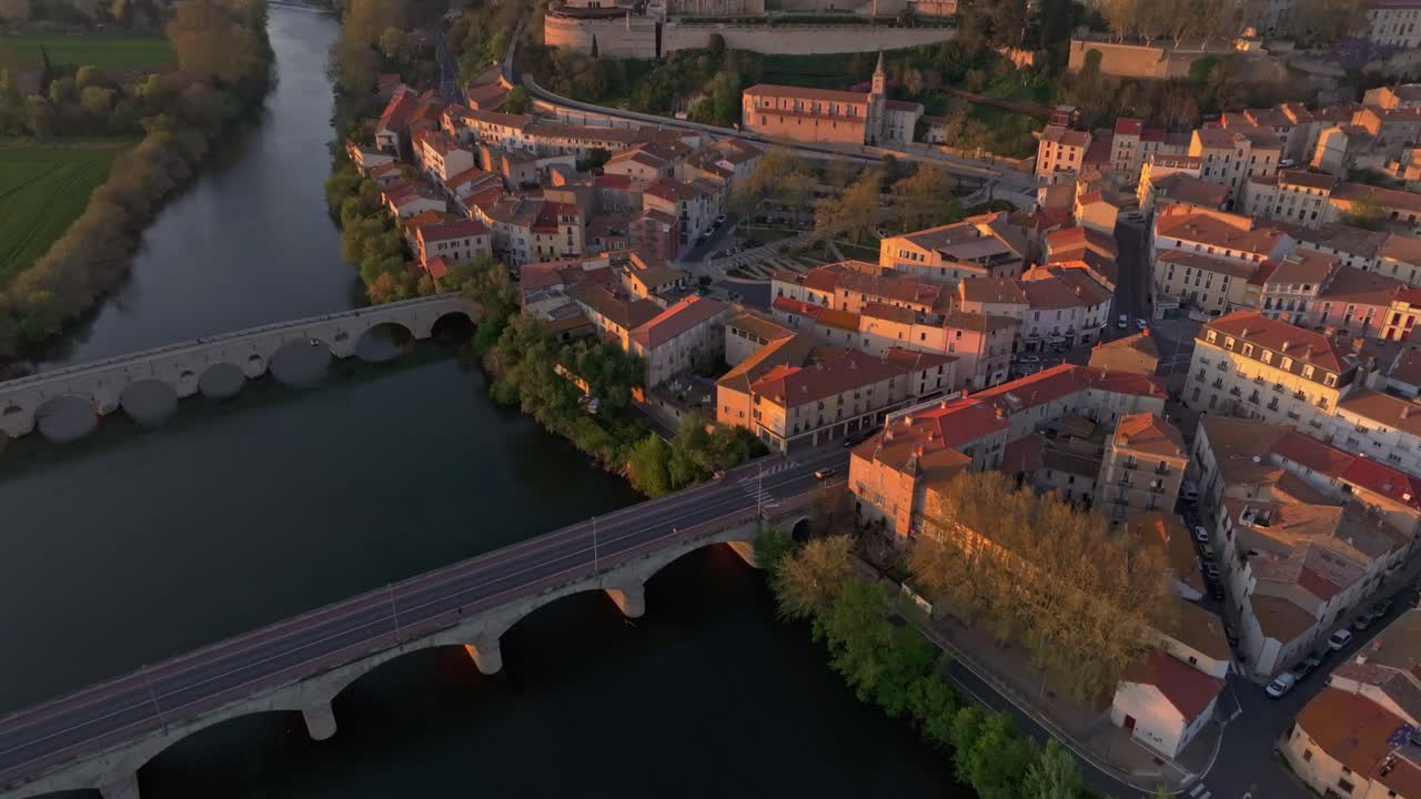 Vista aerea della chiesa di Saint Nazaire e del centro storico di Béziers al crepuscolo