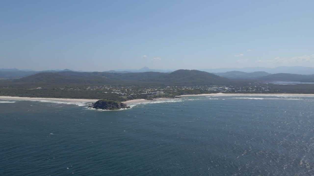 extensa patria y aguas salobres de la playa de cabarita en el noreste de nueva gales del sur, australia
