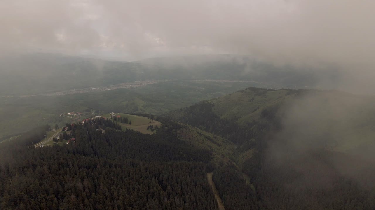 vista aérea de 4k de la mañana en la montaña parang volando en nubes de smog