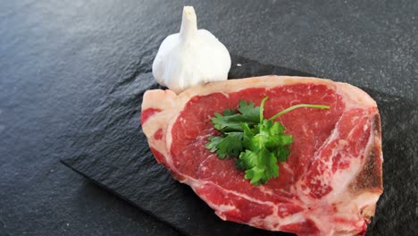 chuleta de filete y ajo en la tabla de cortar