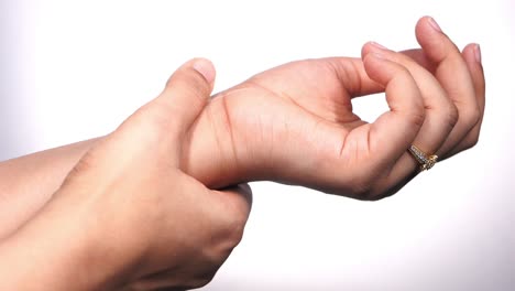 mujer con dolor en la muñeca