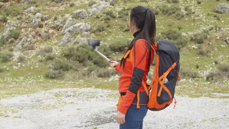 Junge-Wanderin-Mit-Einem-Selfie-Stick