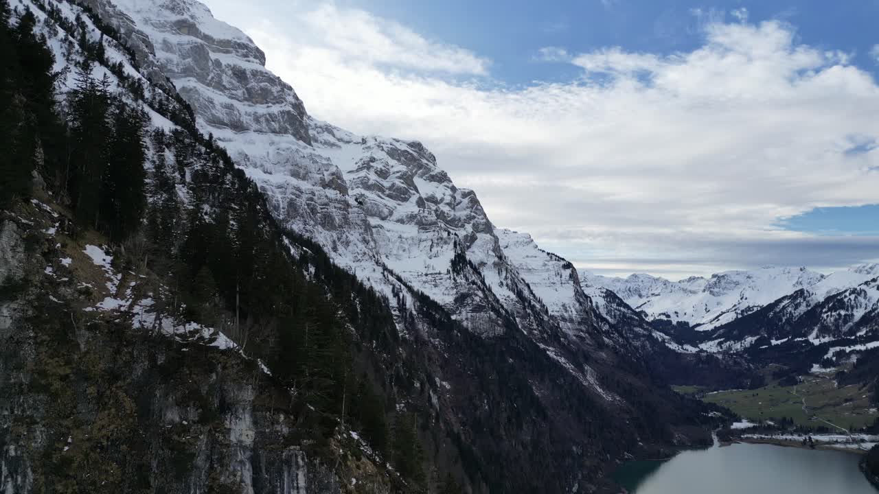 klöntalersee suiza vuelo lateral revela grandes montañas nevadas